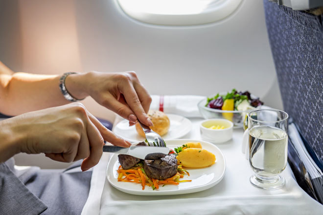 Lo que debes comer y no en un avión