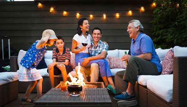 Cómo crear ambientes exteriores cálidos para reuniones nocturnas